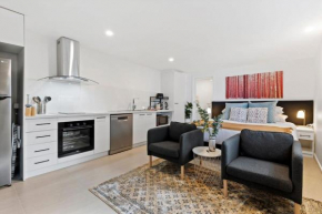 Cozy 1-Bed Studio Near Cafes and Shops